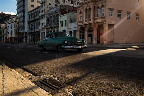 Old car on Malecon street of Havana with beautiful buildings in background Fototapet