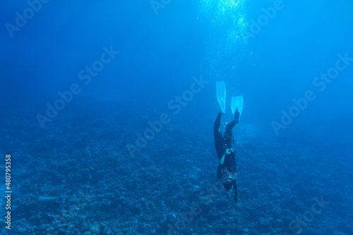 A brave diver dives with a mask under the water