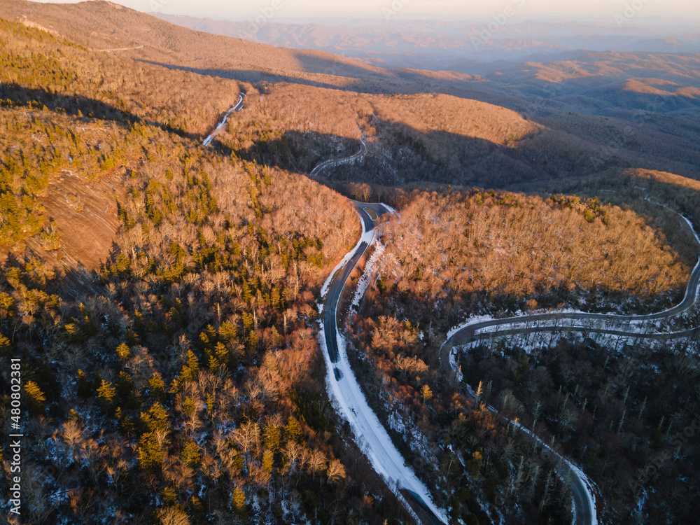 Φωτογραφία Golden Hour Aerial View of Winding Mountain Road in Western North Carolina in th