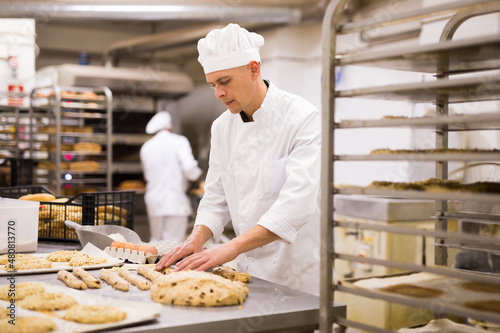Foto portrait male baker making cookies in bakehouse