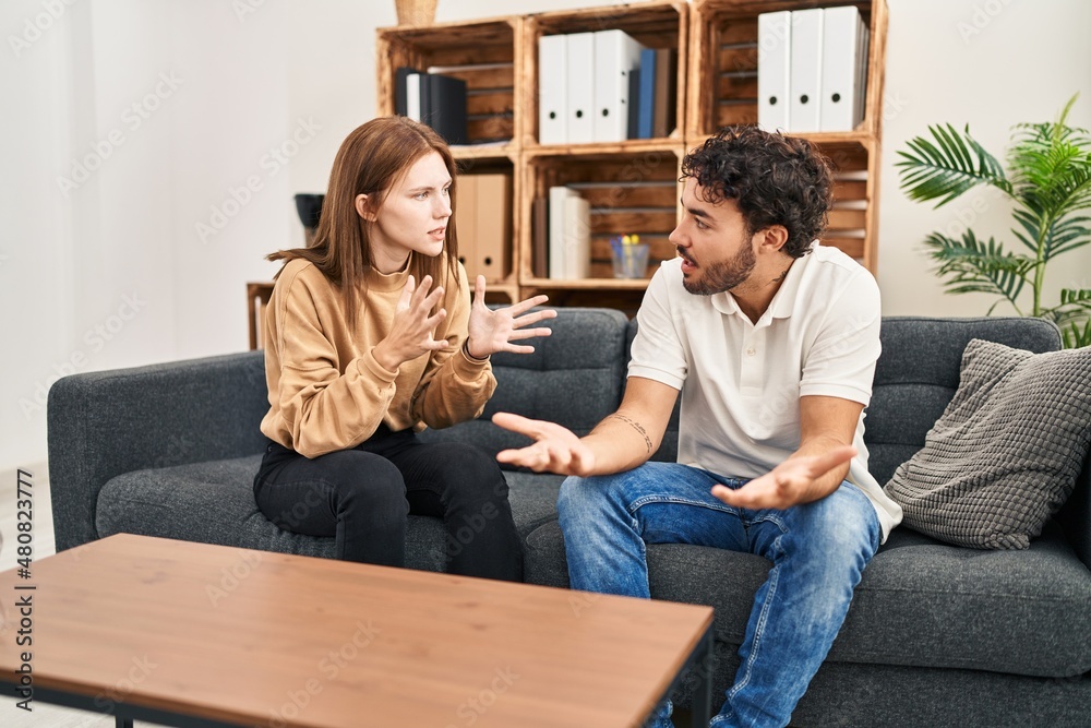 Obraz premium Man and woman arguing having couple therapy at psychology center