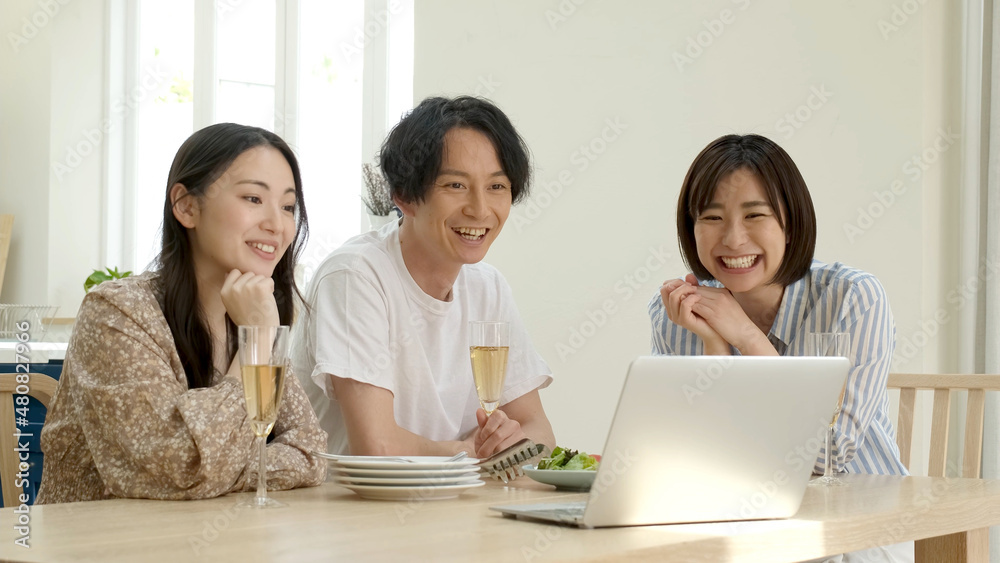 映画を観ながら食事をする人々 映画を観ながら食事をする人々