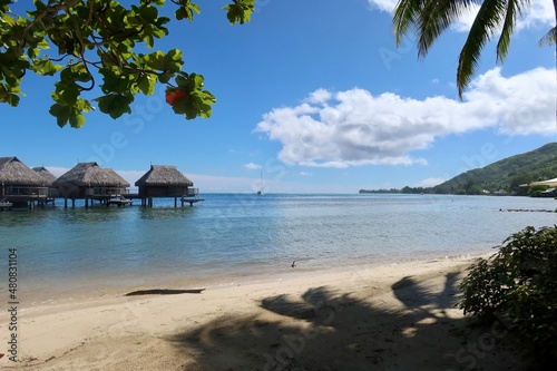 Plage de sable blanc devant le lagon bleu © MAIMITI 