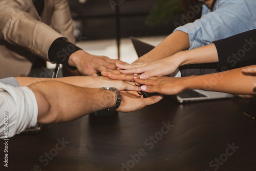 Group of businessmen  hand-held people  sitting in the conference room  working together to achieve success  show a spirit of unity.
