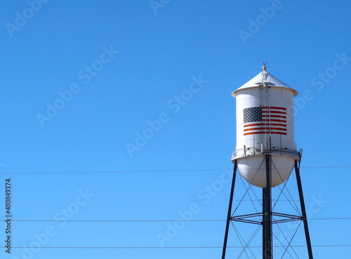 Foto White water tank with American flag painted on the side