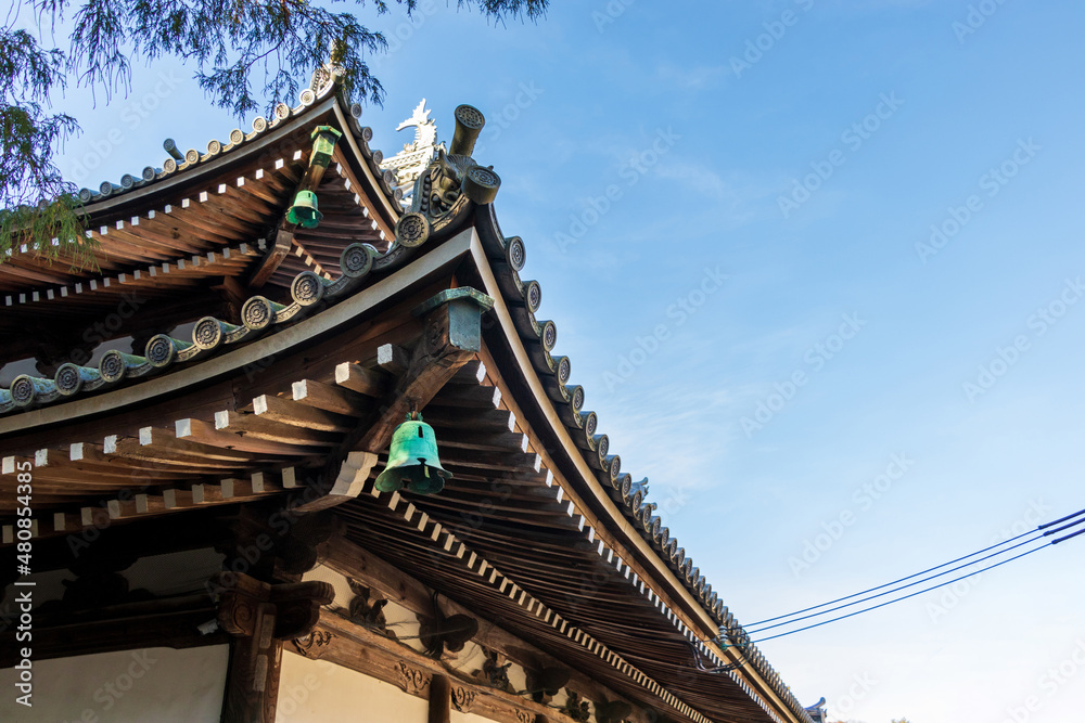 寺院の仏堂の軒に吊り下げられた風鐸