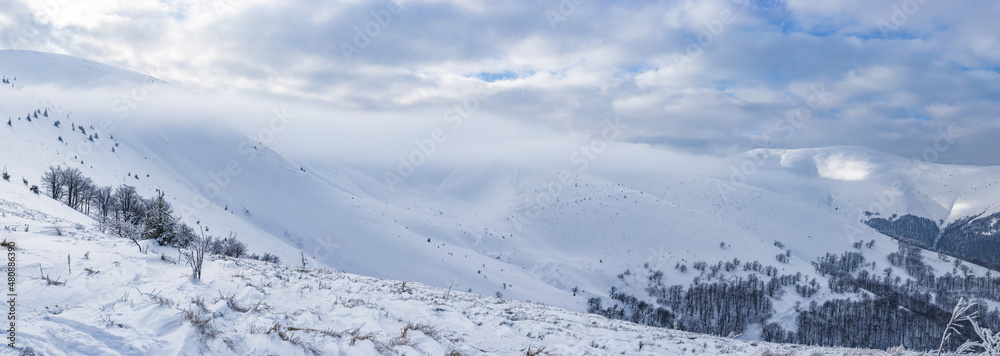 Obraz premium Beautiful winter in the Carpathian mountains, Ukraine