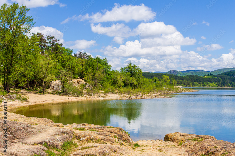 Le lac de Saint-Ferréol, retenue d'eau qui alimente le Canal du Midi.