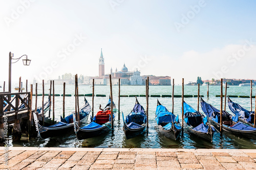 Venedig, venezianische Gondel, Gondel, Kanal, Gondelfahrt, Gondolieri, Canale Grande, Markusplatz, San Giorgio Maggiore, Touristen, Altstadt, Frühling, Italien photo