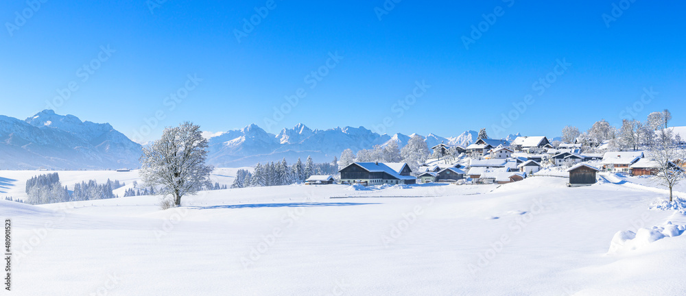 Wolkenloser, kalter Wintertag im Ostallgäu nahe Trauchgau