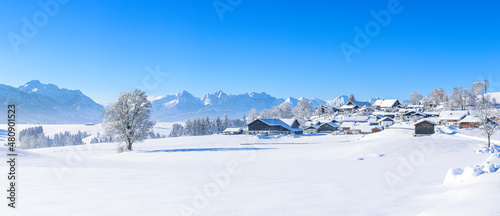 Wolkenloser, kalter Wintertag im Ostallgäu nahe Trauchgau