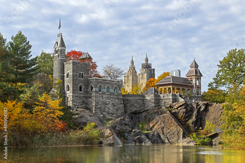 Fototapet Belvedere Castle (1867-1869) on shore of Turtle Pond in Central Park in Manhatta