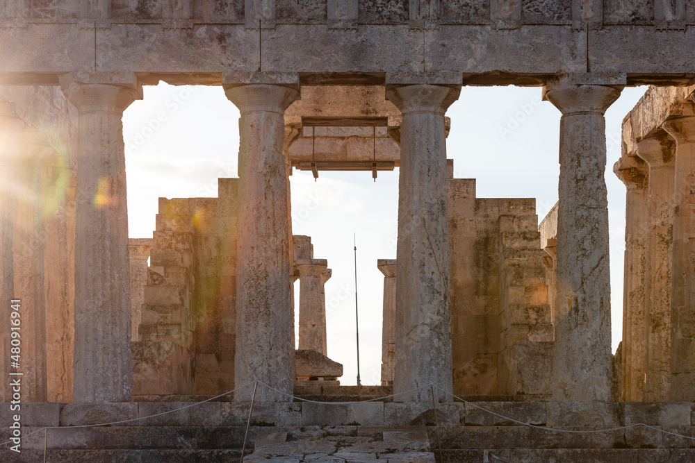 Ruiny starożytnej greckiej świątyni poświęconej bogini Afai, Grecja, Aegina - obrazy, fototapety, plakaty 