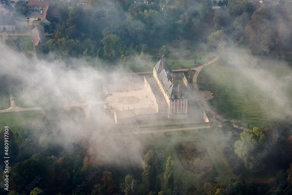 vue aérienne du châreau de Rosny-sur-Seine dans la brume dans les Yvelines en France