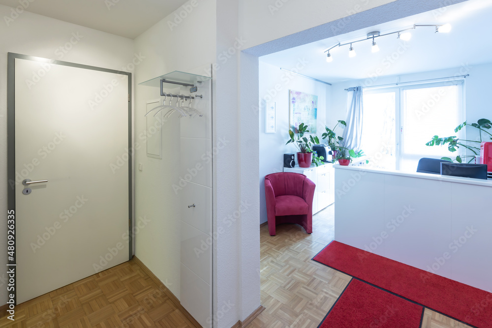 Fototapeta premium Eingangsbereich mit Garderobe und Empfangstresen