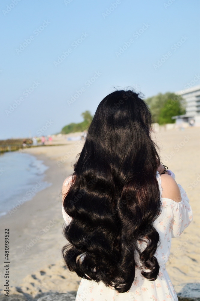 Obraz premium długie czarne włosy, letnia pielęgnacja włosów, kręcone włosy