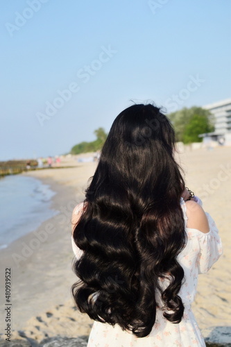 długie czarne włosy, letnia pielęgnacja włosów, kręcone włosy