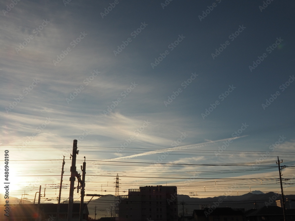 夕焼け空に飛行機雲