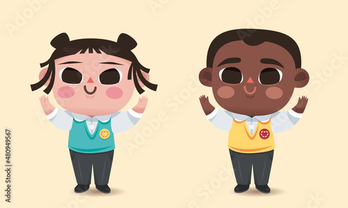 Enfants de l'école primaire portant un uniforme, sourire et grands yeux, diversité et éducation, les écoliers lèvent les mains en l'air, mignon et inspirant