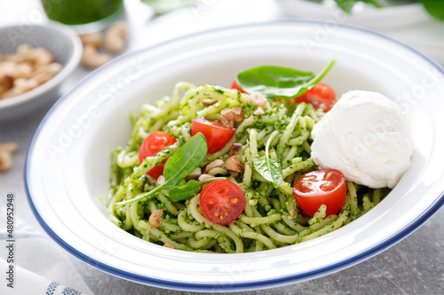 Pasta with spinach pesto, cashew nuts and soft cream cheese