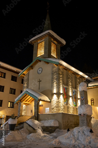 église de pralognan la vanoise dans les alpes en france photo