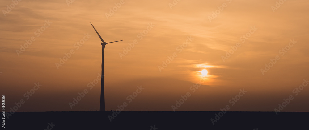 silhouette eines windkraftrades bei sonnenuntergang