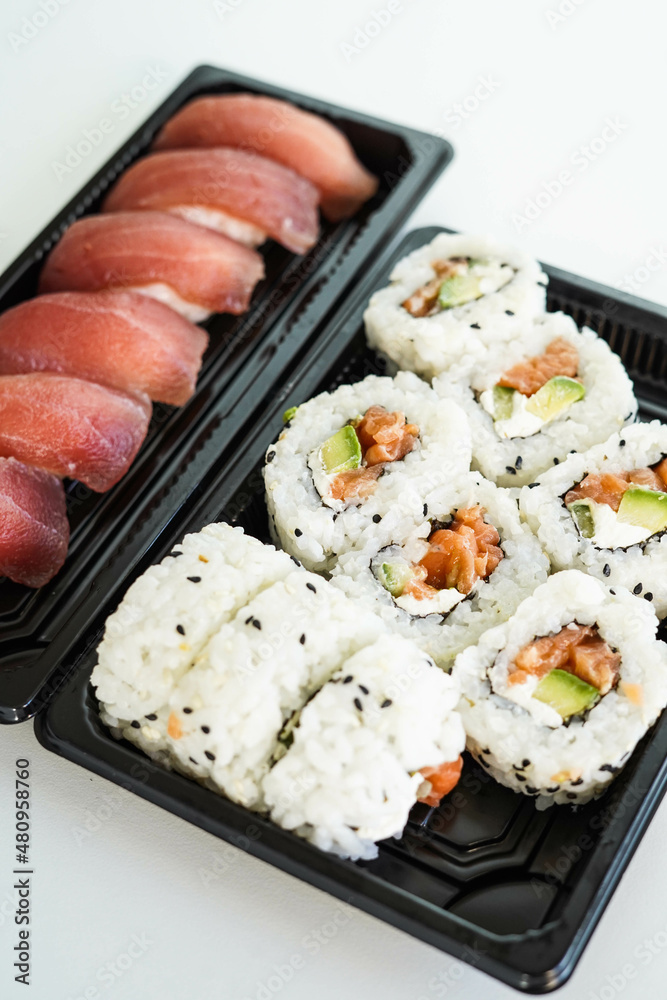 Una bandeja con piezas variadas de sushi. Rollo California.
Una bandeja con piezas variadas de sushi. Rollo California.