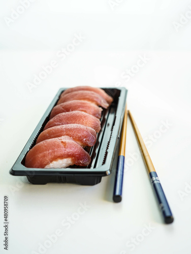 Una racion de piezas de sushi con chop sticks