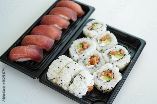 Una bandeja con piezas variadas de sushi. Rollo California.
