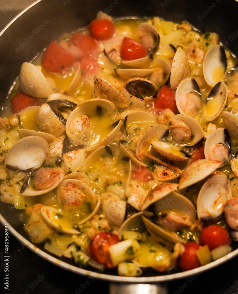 Plato de sopa de marisco con almejas y gambas
