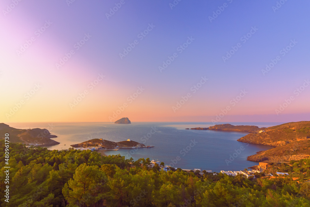 Sonnenaufgang über der Bucht von Kapsali auf der Ionischen Insel Kythira, Griechenland