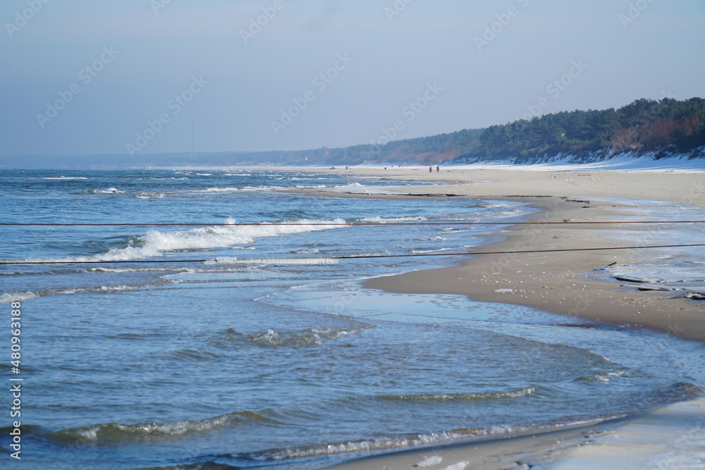 Plaża poza sezonem. Morze Bałtyckie zimą.  - obrazy, fototapety, plakaty 