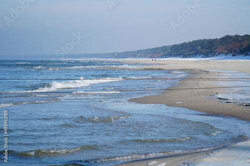 Plaża poza sezonem. Morze Bałtyckie zimą. 