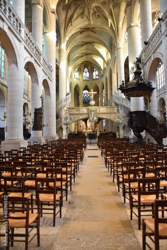 Nef centrale de l'église Saint-Etienne-du-Mont à Paris, France