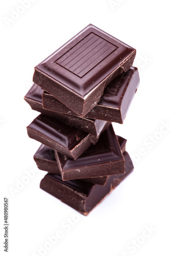 Schwarze Edel-Schokolade isoliert auf weißem Hintergrund