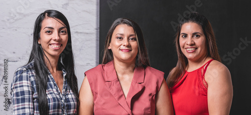 Bild auf Leinwand panorámica de tres mujeres latinas profesionales viendo a cámara