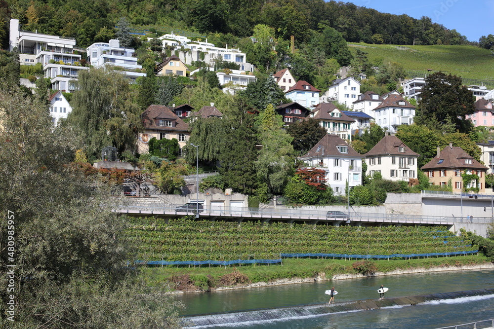 Vue panoramique de maisons au dessus de la Limmat à Baden