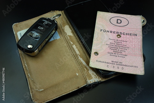 Alter Führerschein auf einem alten Handyetui mit Autoschlüssel