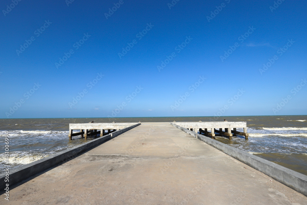 Concrete durability in small harbours . Concrete durability in small harbours .