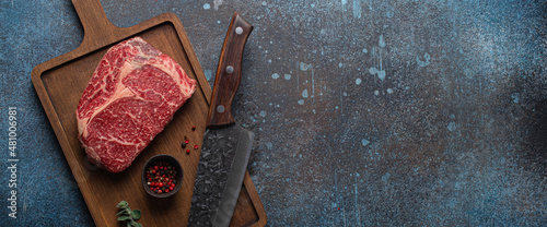 Foto Raw meat beef marbled prime cut steak Ribeye on wooden cutting board and rustic