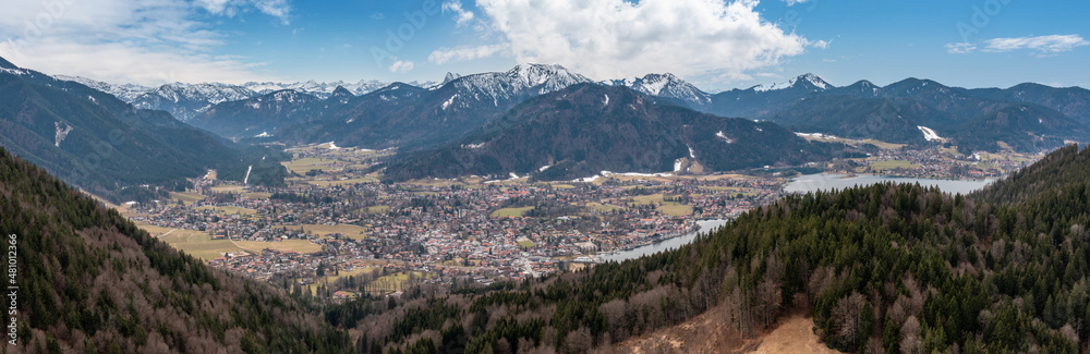 Fototapeta premium Hiking during early spring in the Bavarian alps