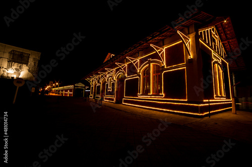 Estação ferroviária com luzes de natal em Guararema interior de São Paulo. photo