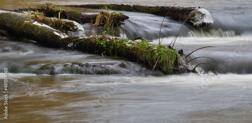 Płynąca woda na wodospadzie na rzece Tanew na Roztoczu.