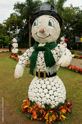 Boneco de neve feito com flocos de neve. Decoração de natal. Guararema interior de São Paulo, Brasil. photo