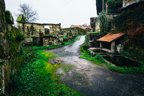 Принти на полотні ruined house