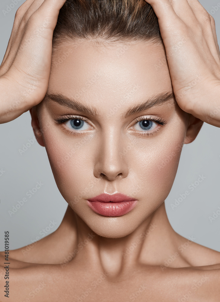 Foto Stock Caucasian woman with healthy moisturized facial skin and natural  plump lips. Beauty face concept, high quality | Adobe Stock