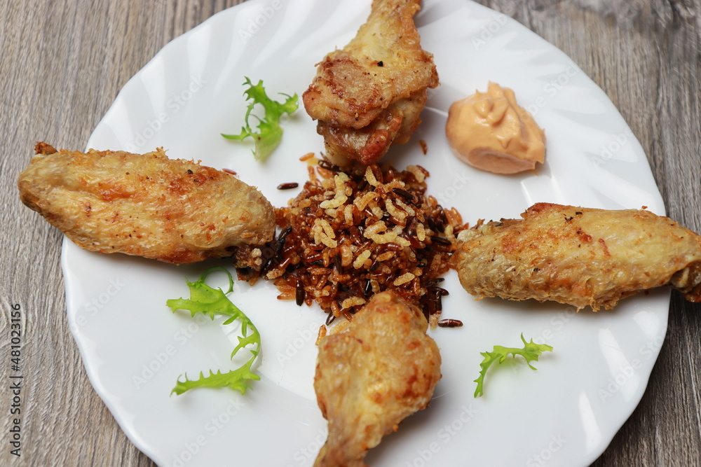 Chicken wings with crispy rice Chicken wings with crispy rice