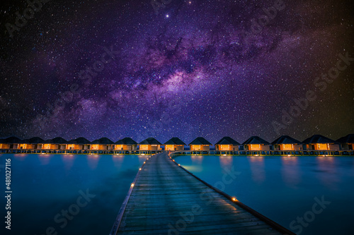 Foto Night time long exposure landscape, over water villas in Maldives