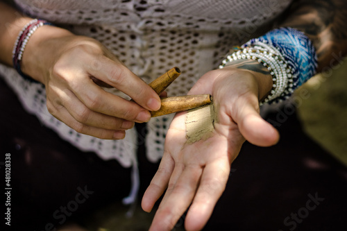 Slika na platnu Paulo, SP, Brazil - November 23 2021: Hands of caucasian women holding kuripe and snuff details