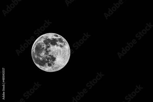 Vollmond in seiner vollen Schönheit photo